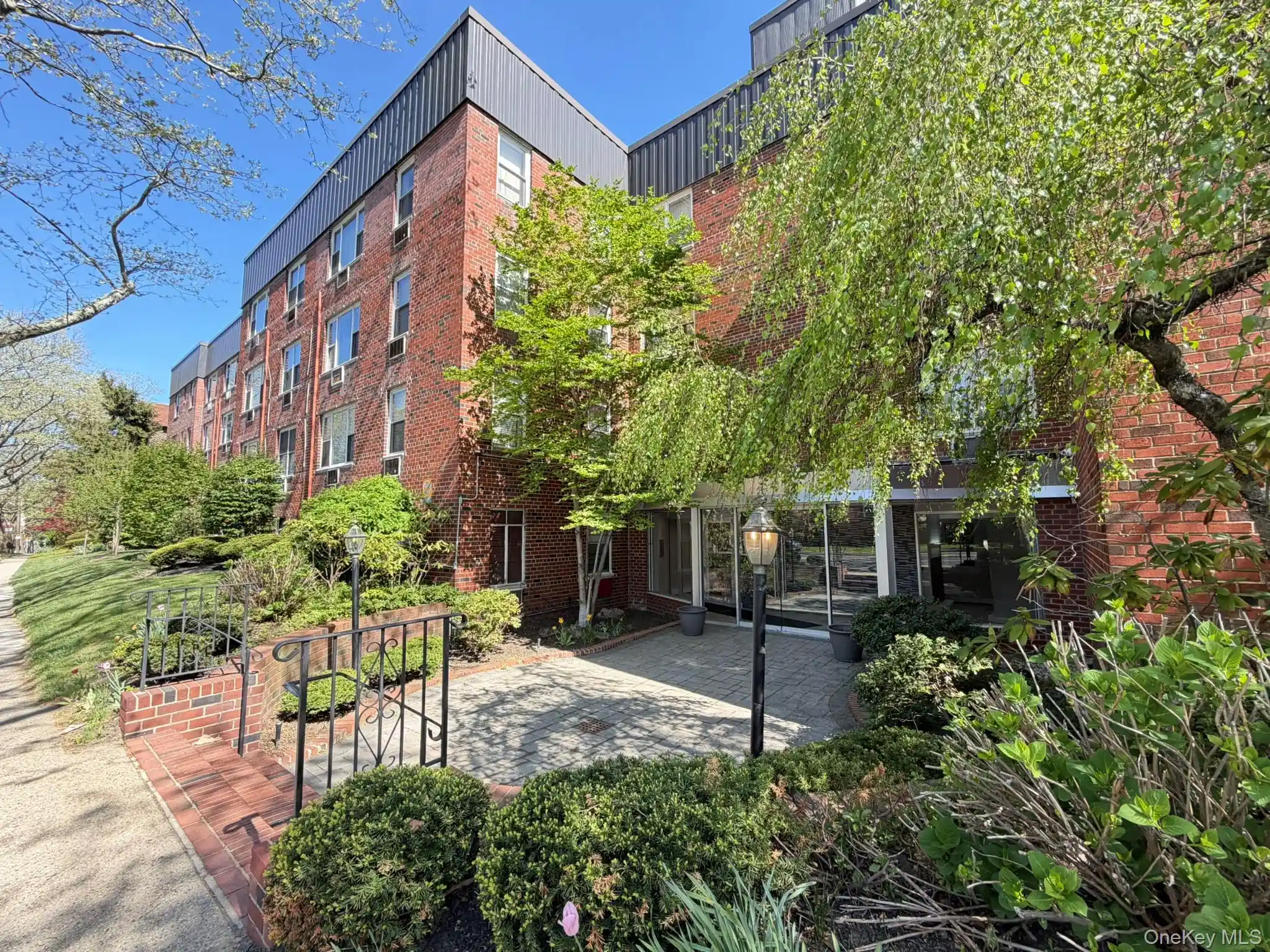 Listing Photo 2 - Condo for sale in 185 S Middle Neck Rd located at 185 S Middle Neck Rd, North Hempstead, NY 11030 - Unit #3G