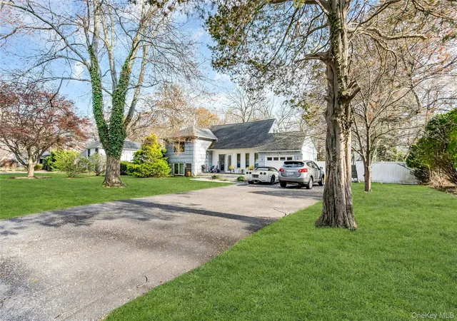 2nd image of 4 Clearbrook Dr, Smithtown, NY 11787 | MLS# 987219