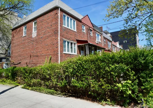 3rd image of 3001 Bronxwood Ave, New York, NY 10469 | MLS# 987256