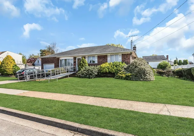 Photo 2 of Sale Pending at 258 N Wisconsin Ave, Oyster Bay, NY 11758 | MLS# 987358 | Listing updated on 2026-05-15