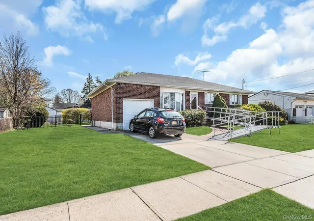 Photo 3 of Sale Pending at 258 N Wisconsin Ave, Oyster Bay, NY 11758 | MLS# 987358 | Listing updated on 2026-05-15