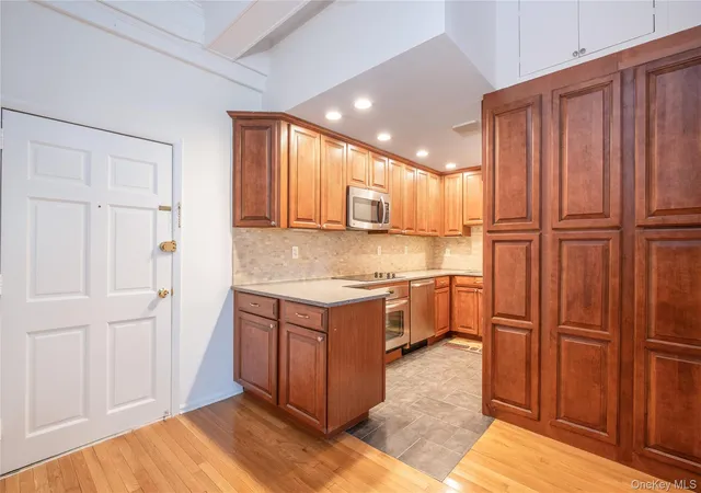 Photo 3 of Sale Pending at 124 Pelhamdale Ave #9A, Pelham, NY 10803 | MLS# 987610 | Listing updated on 2026-09-19