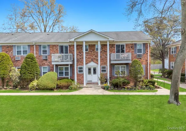 3rd image of 63 Fairharbor Dr #63 (Building 4), Brookhaven, NY 11772 | MLS# 987802