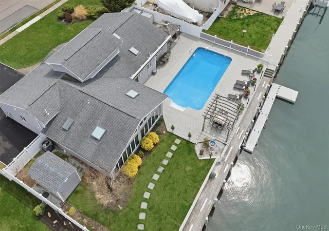 3rd image of 21 Shore Dr W, Babylon, NY 11726 | MLS# 987827