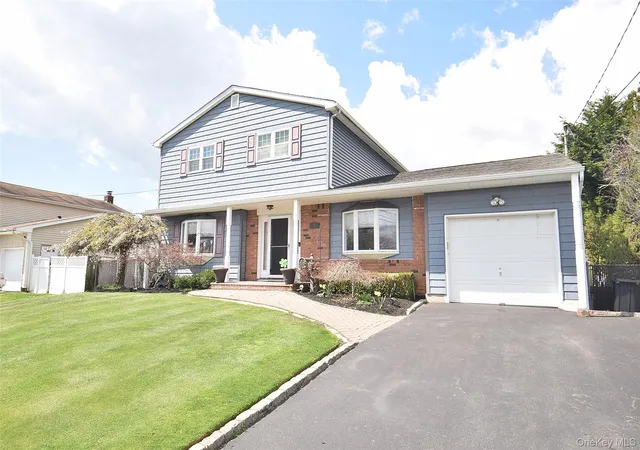 2nd image of 32 Lagoon Pl, Islip, NY 11730 | MLS# 987840