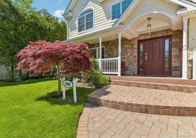 Photo 2 of Sale Pending at 1442 Stevenson Cir, Hewlett, NY 11557 | MLS# 987853 | Listing updated on 2026-09-19