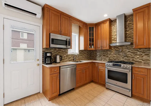 Photo 2 of Single family home for sale at 550 Cross Bay Blvd, New York, NY 11693 | MLS# 987868 | Listing updated on 2026-08-29