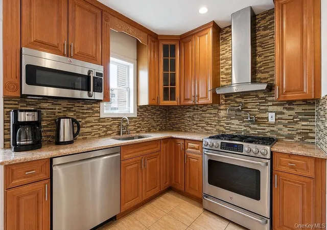 Photo 3 of Single family home for sale at 550 Cross Bay Blvd, New York, NY 11693 | MLS# 987868 | Listing updated on 2026-08-29