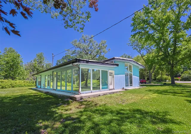 3rd image of 107 Wildwood Rd, Great Neck, NY 11024 | MLS# 987886