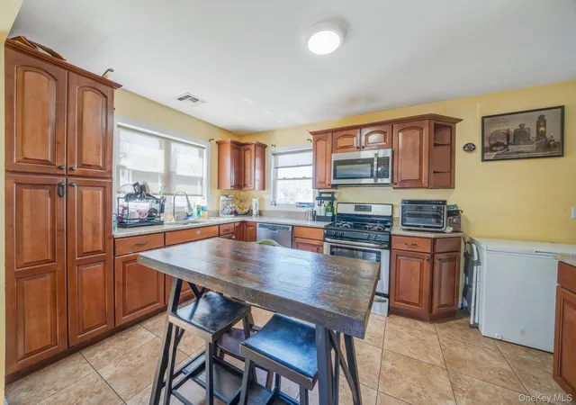 4th image of 82 E Seacrest Ave, Babylon, NY 11757 | MLS# 987892