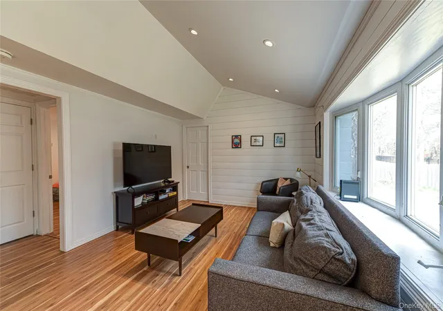 3rd image of 6 Longview Dr, Southampton, NY 11942 | MLS# 987991