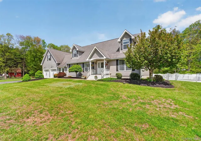 2nd image of 4 Lisa Ln, Hopewell Junction, NY 12533 | MLS# 988094