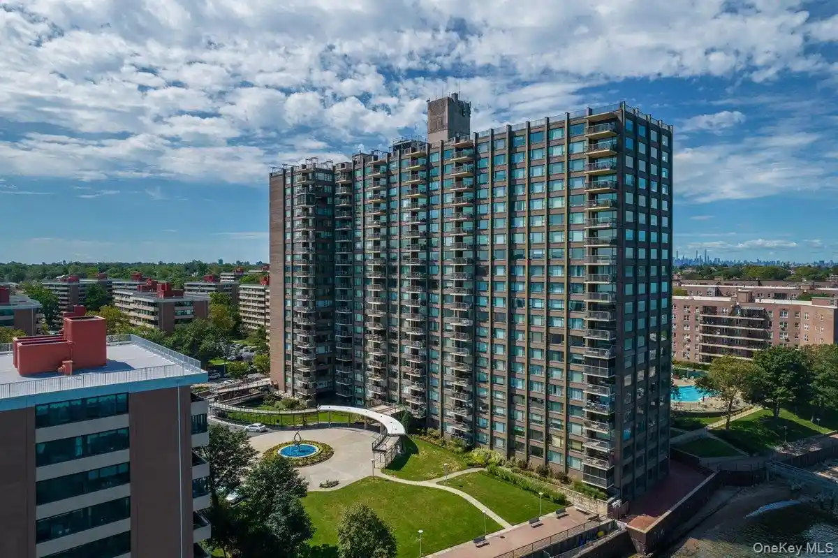 Listing Photo 2 - Condo for sale in 166-25 Powells Cvs Blvd located at 166-25 Powells Cvs Blvd, New York, NY 11357 - Unit #15D
