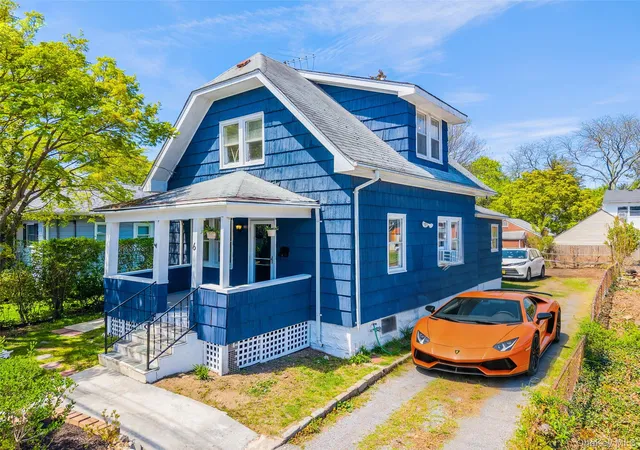 3rd image of 6 Littleworth Ln, Oyster Bay, NY 11579 | MLS# 988222