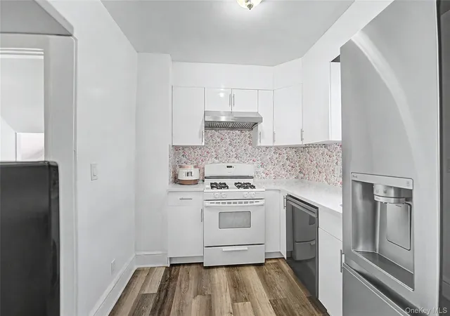 5th image of 6 Littleworth Ln, Oyster Bay, NY 11579 | MLS# 988222