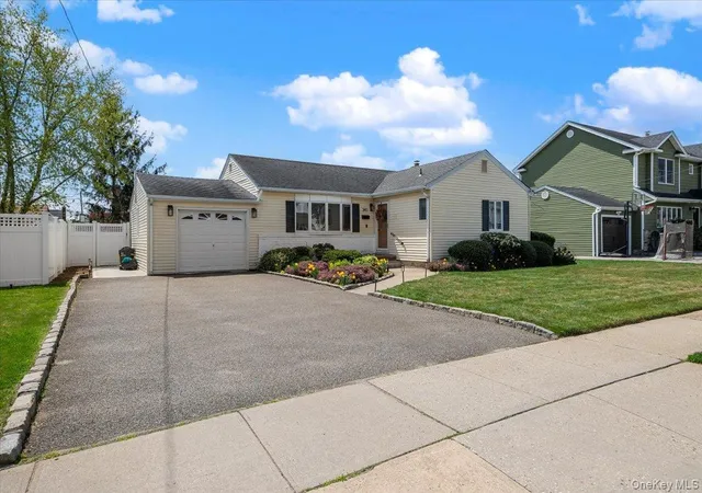 1st image of 340 N Boston Ave, Oyster Bay, NY 11758 | MLS# 988375