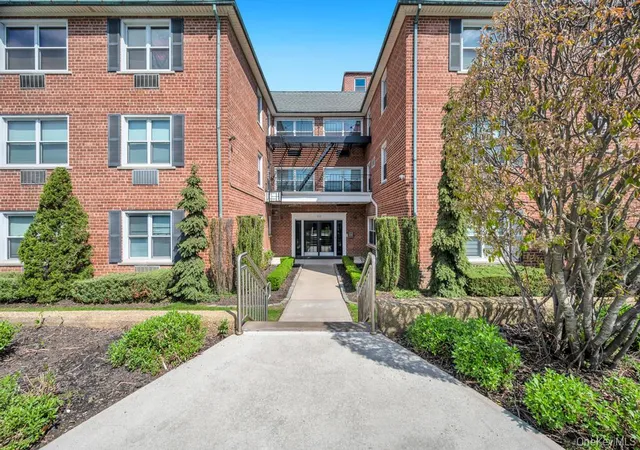 Photo 1 of Sale Pending at 111 S Centre Ave #2VV, Hempstead, NY 11570 | MLS# 988533 | Listing updated on 2026-07-17