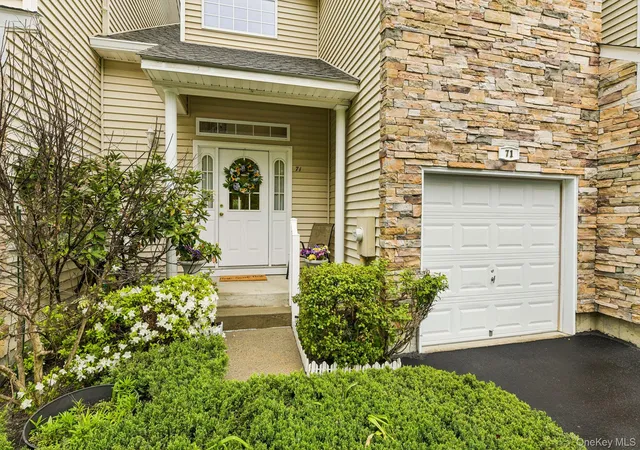 2nd image of 71 Manitou Trl, Smithtown, NY 11754 | MLS# 988617