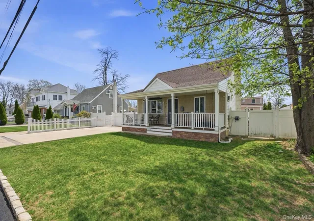 3rd image of 287 43Rd St, Lindenhurst, NY 11757 | MLS# 988673