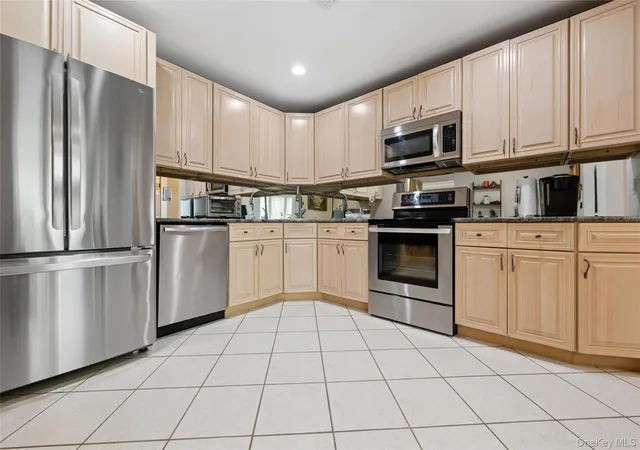 5th image of 10 Rita Dr, Mount Sinai, NY 11766 | MLS# 988689