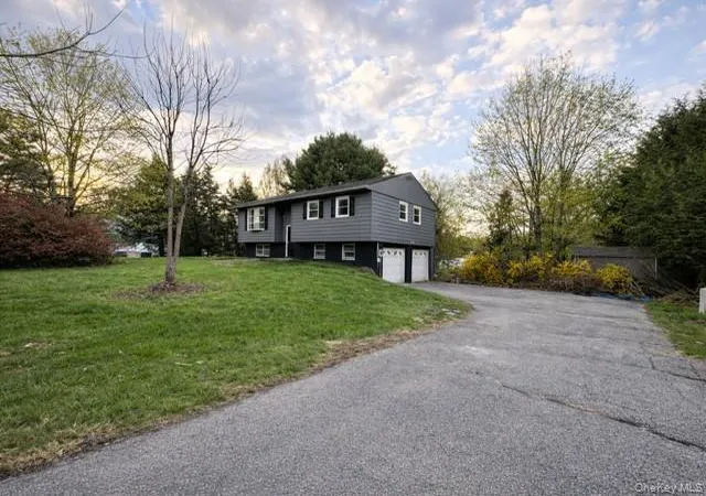 Photo 3 of Single family home for sale at 7 Jonathan Dr, Hyde Park, NY 12580 | MLS# 988726 | Listing updated on 2026-06-18