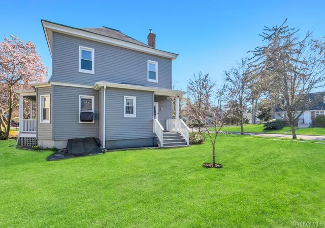 Photo 4 of Sale Pending at 237 Willow St, North Hempstead, NY 11577 | MLS# 988731 | Listing updated on 2026-05-22