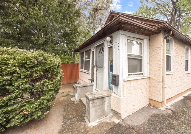 Photo 2 of Sale Pending at 8 Geyser Pl, White Plains, NY 10607 | MLS# 988765 | Listing updated on 2026-10-17