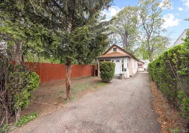 Photo 4 of Single family home for sale at 8 Geyser Pl, White Plains, NY 10607 | MLS# 988765 | Listing updated on 2026-08-26