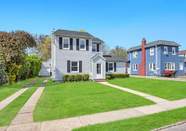 2nd image of 577 Lowell St, North Hempstead, NY 11590 | MLS# 988873