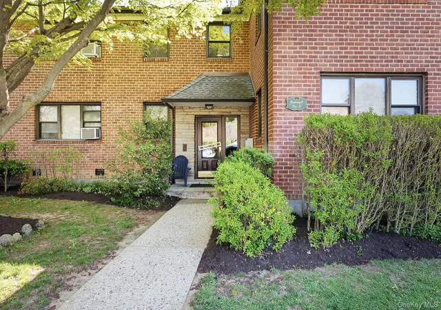 Homes for sale in Greenburgh, NY | 154 Martling Ave #D2 Bldg 2, Greenburgh, NY 10591 | MLS# 988989