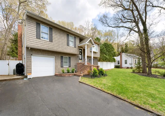 2nd image of 591 Meadow Rd, Smithtown, NY 11754 | MLS# 989141
