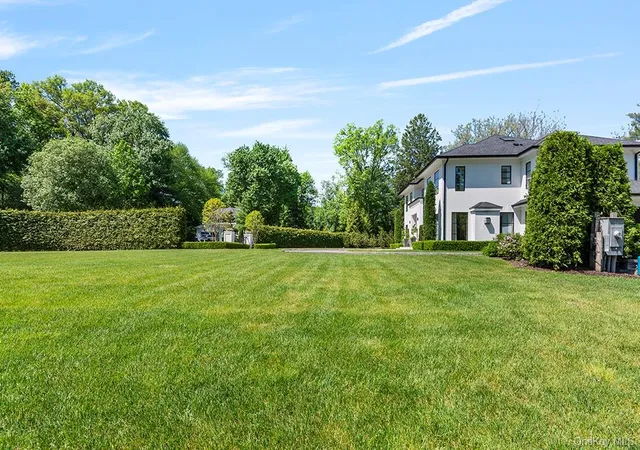 Photo 4 of Sale Pending at 22 Eastview Ln, Glen Head, NY 11545 | MLS# 989235 | Listing updated on 2026-06-27