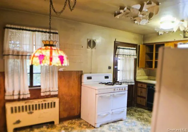 Photo 4 of Sale Pending at 3231 Waterbury Ave, New York, NY 10465 | MLS# 989283 | Listing updated on 2026-05-18