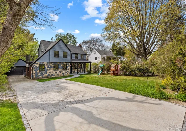 Photo 3 of Single family home for sale at 11 Brook Ln, North Hempstead, NY 11023 | MLS# 989357 | Listing updated on 2026-08-30
