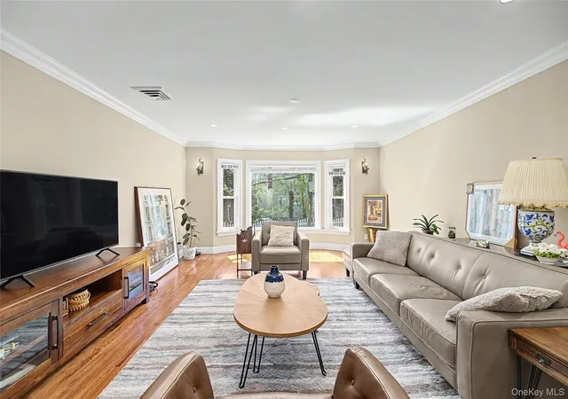 Photo 2 of Single family home for sale at 31 Edgemere Dr, North Hempstead, NY 11507 | MLS# 989412 | Listing updated on 2026-09-17