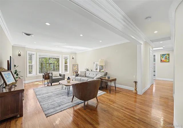 Photo 3 of Single family home for sale at 31 Edgemere Dr, North Hempstead, NY 11507 | MLS# 989412 | Listing updated on 2026-09-17