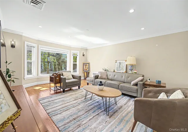 Photo 3 of Single family home for sale at 31 Edgemere Dr, North Hempstead, NY 11507 | MLS# 989412 | Listing updated on 2026-09-17