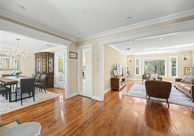 Photo 4 of Single family home for sale at 31 Edgemere Dr, North Hempstead, NY 11507 | MLS# 989412 | Listing updated on 2026-09-17