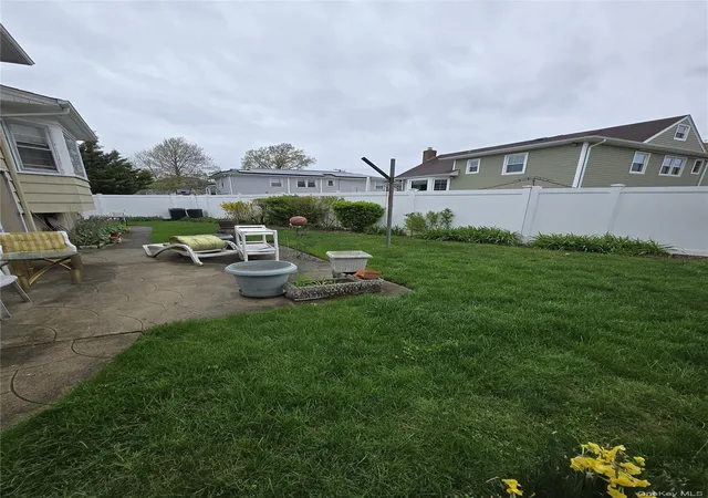 Photo 3 of Sale Pending at 2544 Bayswater Ave, New York, NY 11691 | MLS# 989563 | Listing updated on 2026-05-18