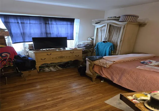 Photo 4 of Sale Pending at 2544 Bayswater Ave, New York, NY 11691 | MLS# 989563 | Listing updated on 2026-05-18
