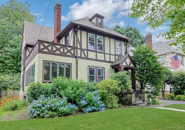 3rd image of 541 Second Ave, Pelham, NY 10803 | MLS# 989597