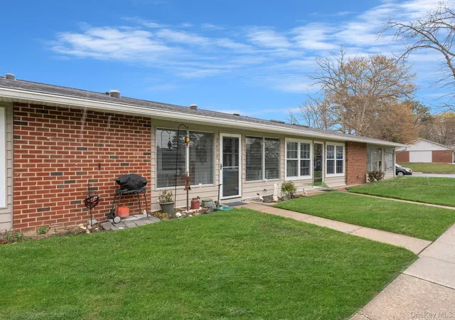 4th image of 265 Newcastle Ct, Brookhaven, NY 11961