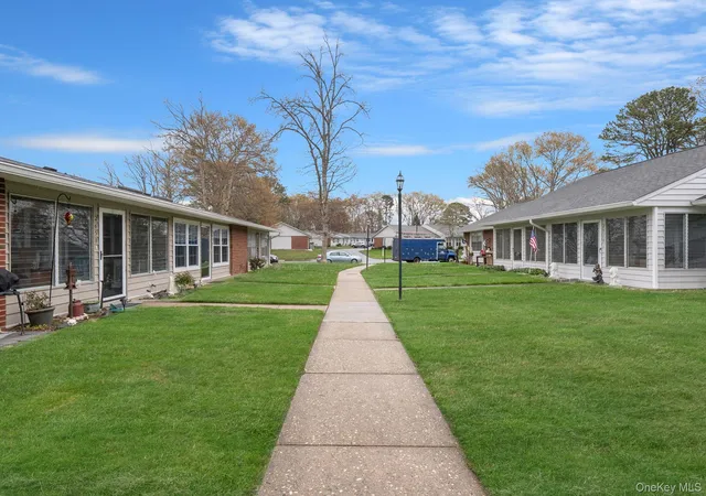 5th image of 265 Newcastle Ct, Brookhaven, NY 11961