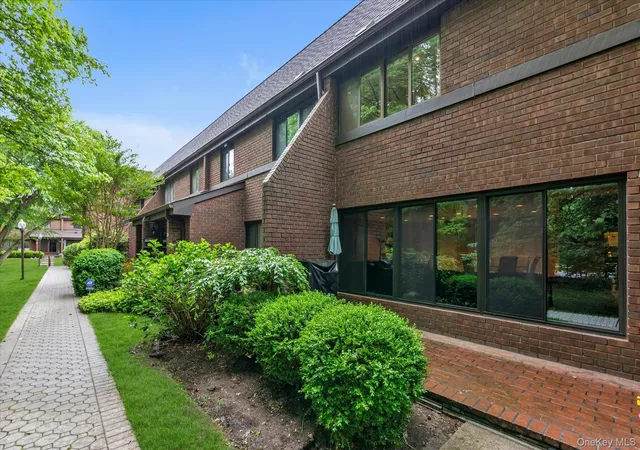 2nd image of 41 Spring Holw, Roslyn, NY 11576 | MLS# 989748