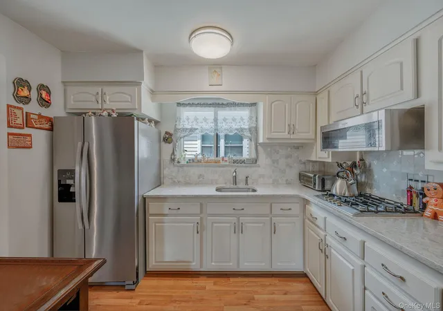 Listing Photo 5 - Condo for sale in building located at 1010 Bay 25th St, New York, NY 11691