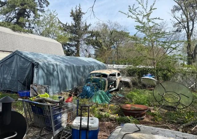 Photo 3 of Single family home for sale at 511 Wicks Rd, Islip, NY 11717 | MLS# 989904 | Listing updated on 2026-04-24