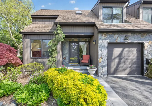 Photo 2 of Sale Pending at 5 Pony Cir #5, North Hempstead, NY 11577 | MLS# 989933 | Listing updated on 2026-08-18