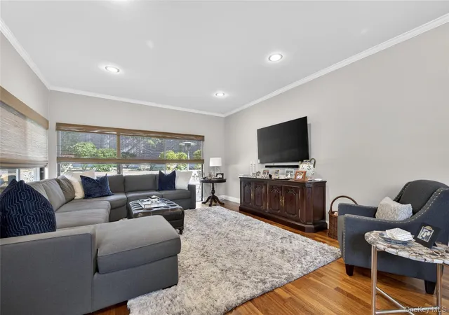 Photo 4 of Sale Pending at 5 Pony Cir #5, North Hempstead, NY 11577 | MLS# 989933 | Listing updated on 2026-08-18