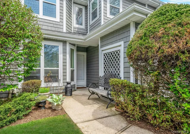 3rd image of 47 Madder Lake Cir, Smithtown, NY 11725 | MLS# 990247