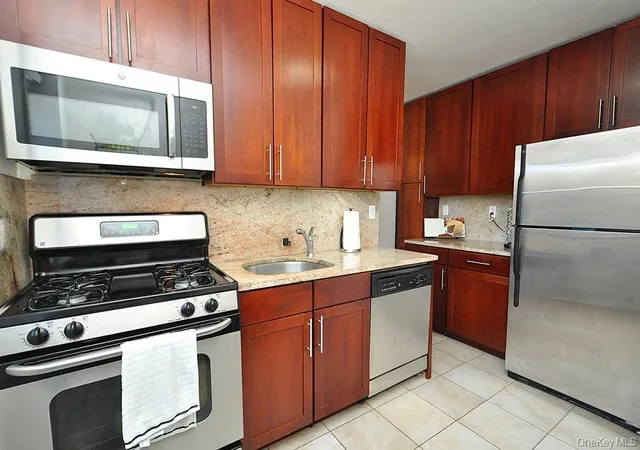 Photo 1 of Sale Pending at 111 E Hartsdale Ave #7E, Greenburgh, NY 10530 | MLS# 990275 | Listing updated on 2026-09-04